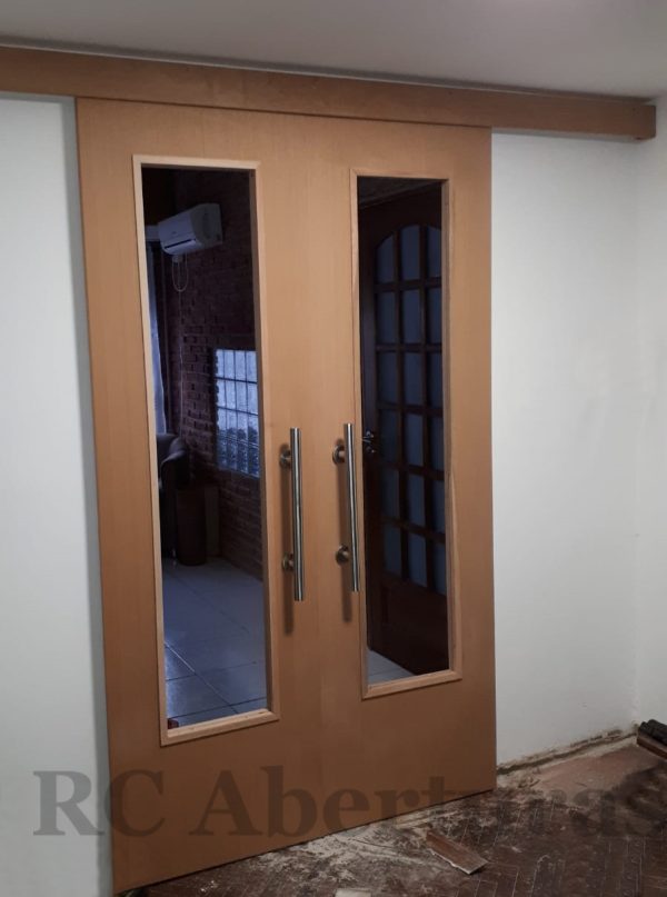 Puerta corrediza de dos hojas en madera (Modelo J2 vidrio)