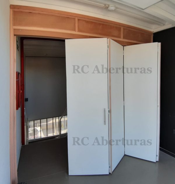 Divisor o puerta plegable en madera (Modelo P2 con Fondo Blanco)