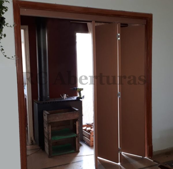 Divisor o puerta plegable en madera (Modelo J2)