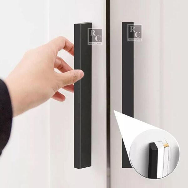 Tirador Slim Negro de 15 cm con adhesivo